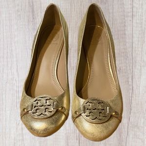 TORY BURCH Gold Metallic Logo Wedge Pumps, size 8M
